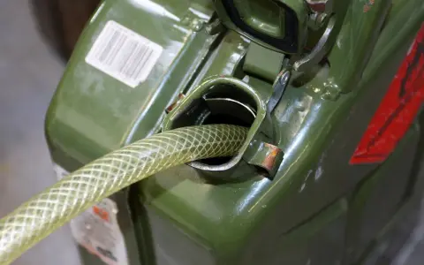Jak długo przechowywać benzynę E10? Uniknij uszkodzeń silnika!