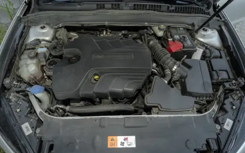 Silnik Duratorq 2.0 TDCI w Fordzie Mondeo MK5. Widoczny akumulator, filtry i elementy układu dolotowego.