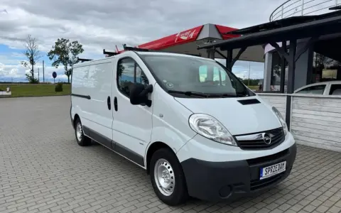Biały Opel Vivaro 2.0 CDTI zaparkowany pod wiatą stacji paliw.