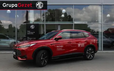 Czerwony MG HS PHEV przed salonem Gezet w Zielonej Górze. Warto sprawdzić ich ofertę, by wyrobić sobie opinię.