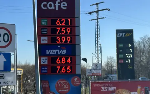 Cena diesla na stacji Orlen to 7,59 zł. Obok widnieją ceny benzyny 95 (6,21 zł) i LPG (3,99 zł).