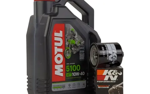 Czarny kanister oleju Motul 5100 10W-40 i filtr oleju K&N KN-303.