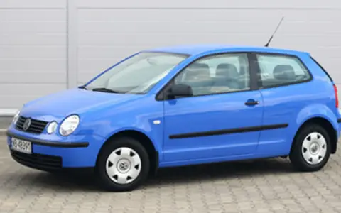 Niebieski Volkswagen Polo 1.2 benzyna, widok z boku.