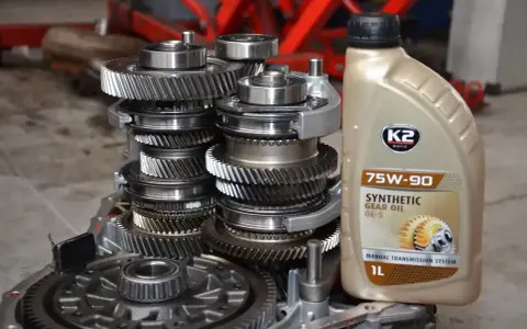 Zestaw kół zębatych skrzyni biegów i butelka oleju ATF K2 75W-90.