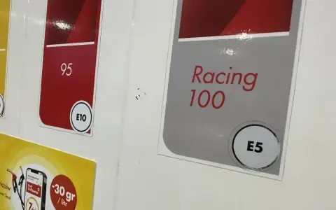 Stacja paliw z oznaczeniami: 95 E10, Racing 100 E5. Promocja Shell V-Power Diesel.