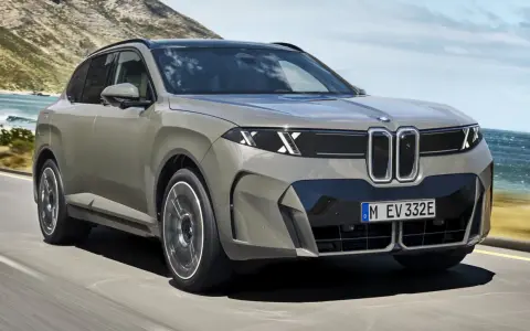 Nowy BMW X5 2025 pędzi wzdłuż malowniczego wybrzeża.