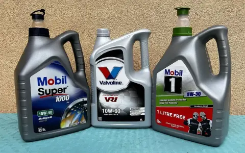 Trzy butelki oleju silnikowego: Mobil Super 1000, Valvoline VR1 i Mobil 1. Idealne do Twojego samochodu, czy to benzyna, czy olej napędowy.