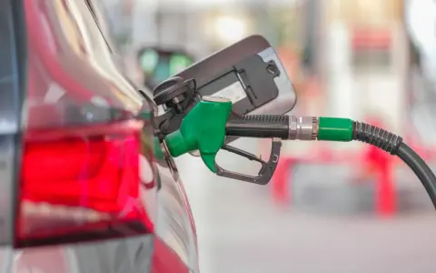 Benzyna E10: Sprawdź kompatybilność auta i uniknij awarii!