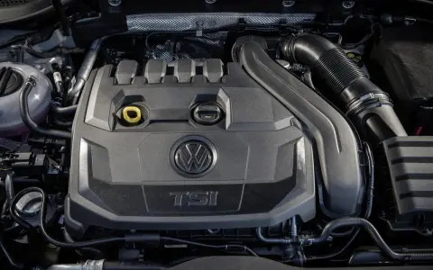 Silnik ea211 Volkswagena z napisem TSI. Widoczny jest czarny plastikowy kolektor dolotowy i elementy układu chłodzenia.