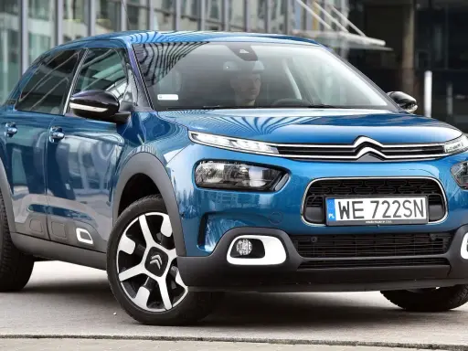 Niebieski, mały SUV dla kobiety, idealny do miasta. Stylowy i praktyczny Citroen C4 Cactus.
