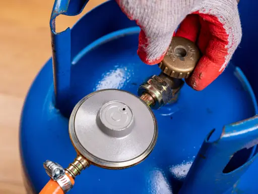 Zawór LPG w aucie: Jak bezpiecznie zakręcić butlę krok po kroku?