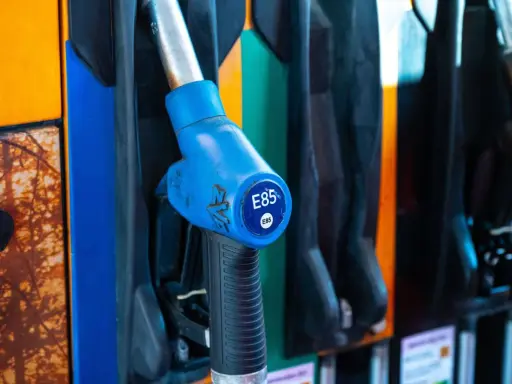 Niebieska końcówka dystrybutora paliwa z oznaczeniem E85. Gotowy do tankowania ekologicznego paliwa.