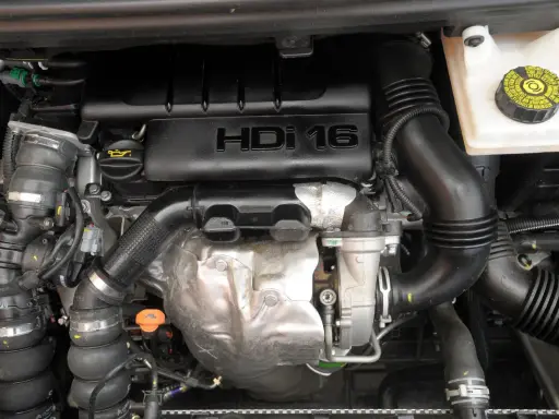Silnik 1.6 HDi w Peugeot 3008, widok z bliska na turbosprężarkę i elementy układu dolotowego.