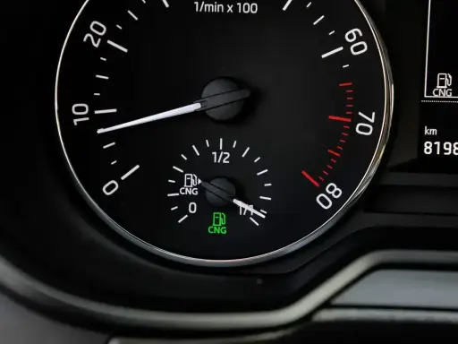 Wskaźnik poziomu paliwa CNG pokazuje, że jest go jeszcze sporo. To auto na gaz ziemny, cng co to? Ekologiczne i ekonomiczne rozwiązanie.