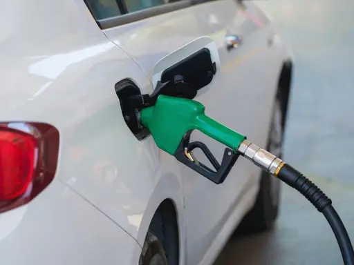 Dlaczego diesel jest droższy od benzyny? Wszystko, co musisz wiedzieć.