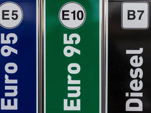 Trzy dystrybutory paliwa: Eurosuper 95 E5, Eurosuper 95 E10 i Diesel B7. Etylina E10 to nowsza opcja.