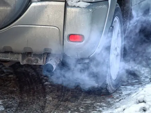 Zimowy poranek, a z rury wydechowej wydobywa się gęsty dym. Ten diesel kopci na czarno, wskazując na problemy z silnikiem lub paliwem.