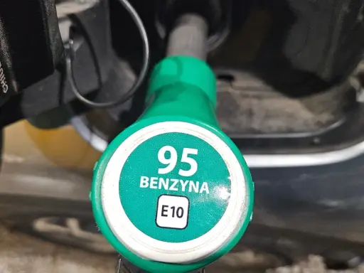 Czy 95 to benzyna? Wszystko o E10, 98 i tankowaniu bez pomyłek