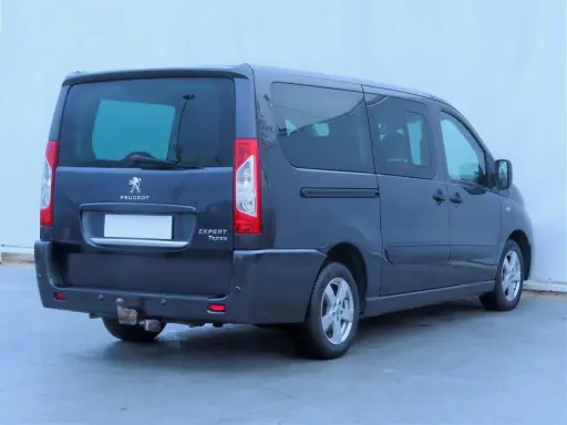 Ciemnoszary Peugeot Expert 2.0 HDI Tepee z hakiem holowniczym, widok z tyłu i boku.