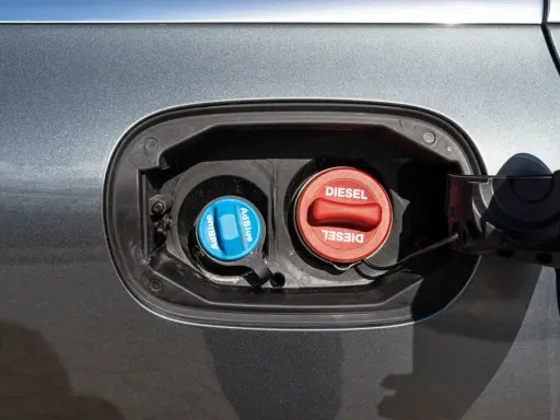 Dwa korki wlewu paliwa: czerwony z napisem DIESEL i niebieski z napisem AdBlue. Wiesz już, adblue co to jest?