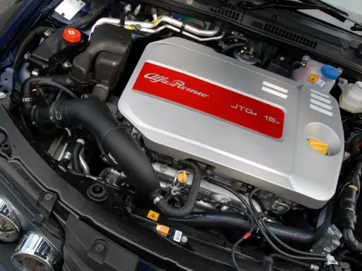 Silnik Alfa Romeo 1.9 JTD 16v, czysty i zadbany, gotowy do pracy.