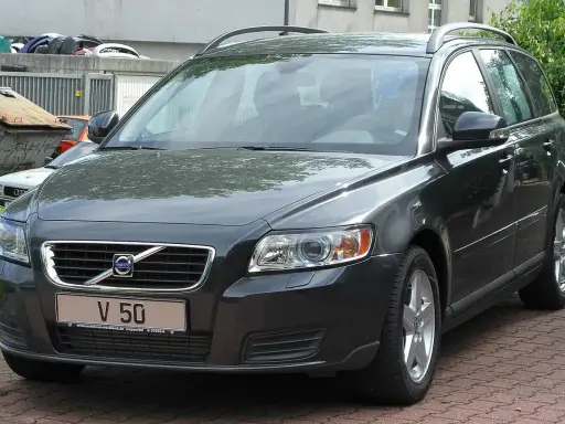 Ciemnoszary Volvo V50 1.6 diesel na parkingu.