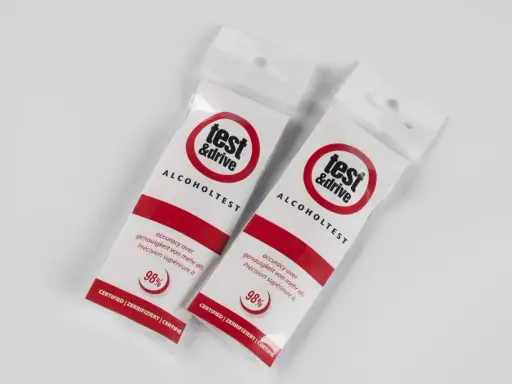 Dwa jednorazowe alkomaty w opakowaniach z logo "test & drive" i napisem "ALCOHOLTEST".