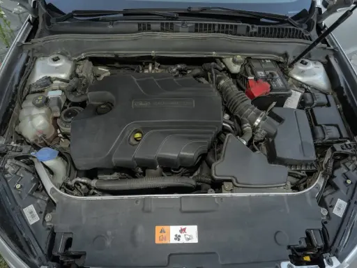 Silnik Duratorq 2.0 TDCI w Fordzie Mondeo MK5. Widoczny akumulator, filtry i elementy układu dolotowego.