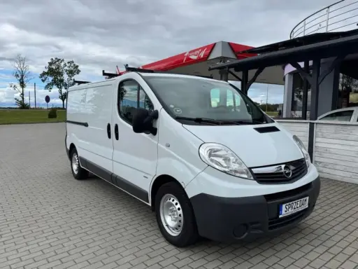 Biały Opel Vivaro 2.0 CDTI zaparkowany pod wiatą stacji paliw.