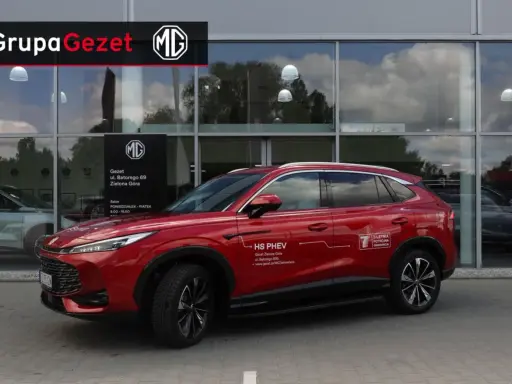 Czerwony MG HS PHEV przed salonem Gezet w Zielonej Górze. Warto sprawdzić ich ofertę, by wyrobić sobie opinię.