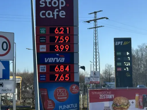 Cena diesla na stacji Orlen to 7,59 zł. Obok widnieją ceny benzyny 95 (6,21 zł) i LPG (3,99 zł).