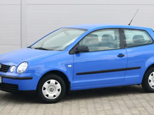 Niebieski Volkswagen Polo 1.2 benzyna, widok z boku.