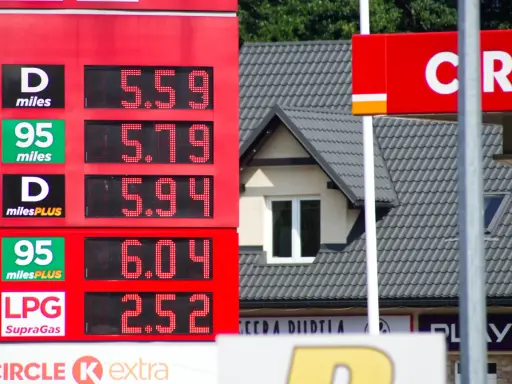 Ile kosztuje litr benzyny? Ceny, prognozy i jak oszczędzać