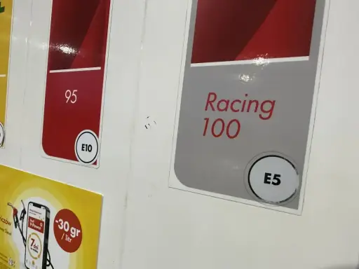 Stacja paliw z oznaczeniami: 95 E10, Racing 100 E5. Promocja Shell V-Power Diesel.
