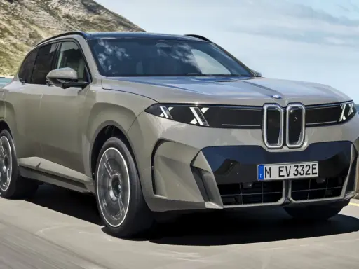 Nowy BMW X5 2025 pędzi wzdłuż malowniczego wybrzeża.