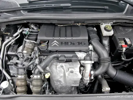 Silnik 1.6 HDI z widocznym logo Citroen. Widać turbosprężarkę, przewody i elementy układu dolotowego.