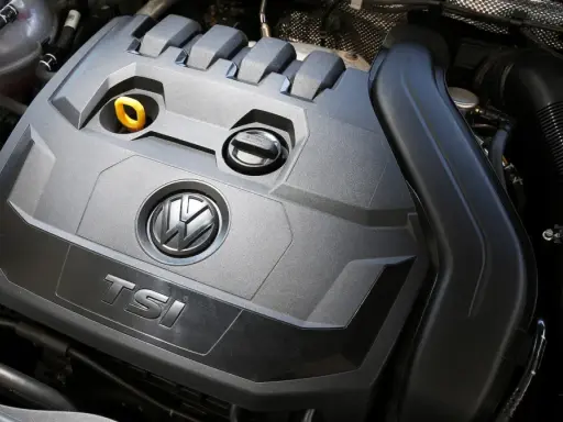 Silnik 1.5 TSI Volkswagena z widocznym logo i napisem TSI.
