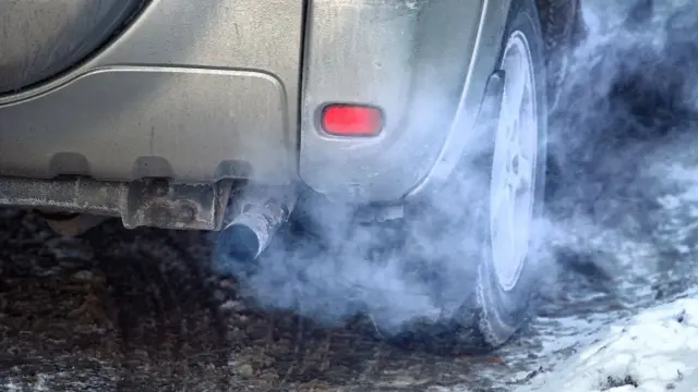 Zimowy poranek, a z rury wydechowej wydobywa się gęsty dym. Ten diesel kopci na czarno, wskazując na problemy z silnikiem lub paliwem.
