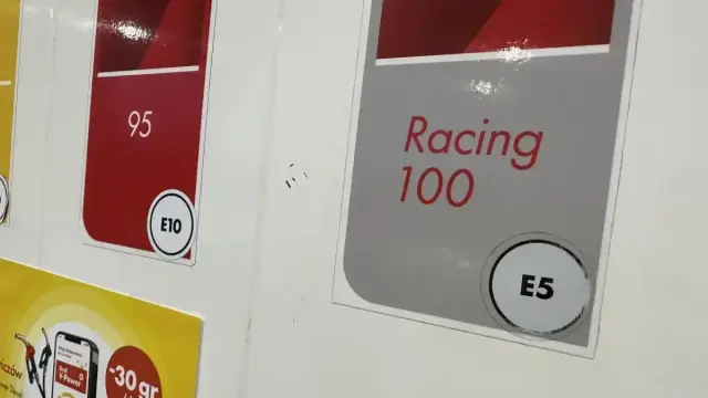 Stacja paliw z oznaczeniami: 95 E10, Racing 100 E5. Promocja Shell V-Power Diesel.