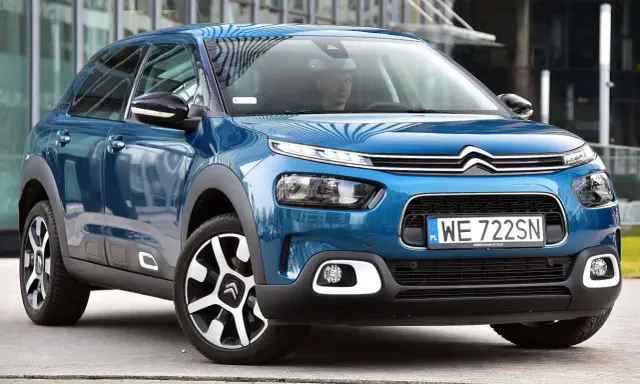 Niebieski, mały SUV dla kobiety, idealny do miasta. Stylowy i praktyczny Citroen C4 Cactus.