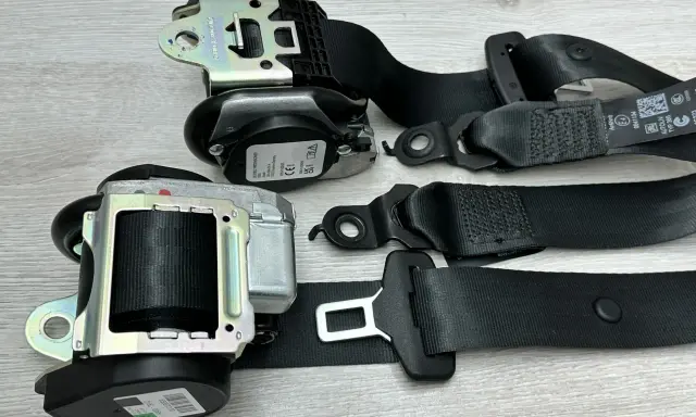 Zacinający się pas bezpieczeństwa? Szybka diagnoza i naprawa DIY
