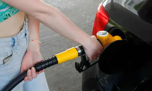 Diesel czy Benzyna 2026: Co wybrać? Koszty, SCT, przyszłość.