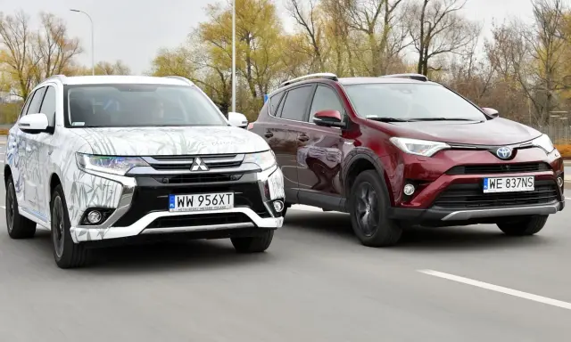 Dwa SUV-y, biały Mitsubishi Outlander i czerwony Toyota RAV4, jadące po drodze. Idealne dla szukających najmniej awaryjne SUV-y 10 letnie.