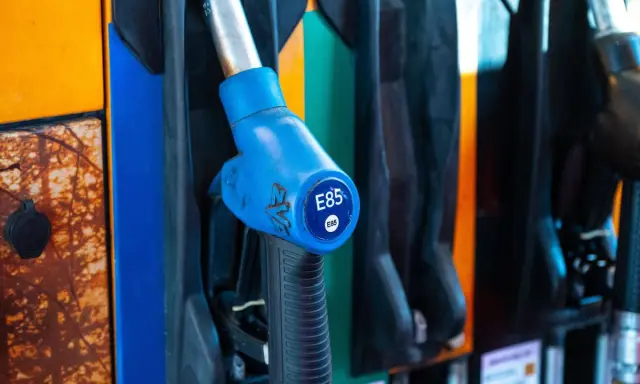 Niebieska końcówka dystrybutora paliwa z oznaczeniem E85. Gotowy do tankowania ekologicznego paliwa.