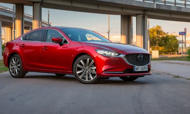 Czerwona Mazda 6 2.5 benzyna zaparkowana pod estakadą.