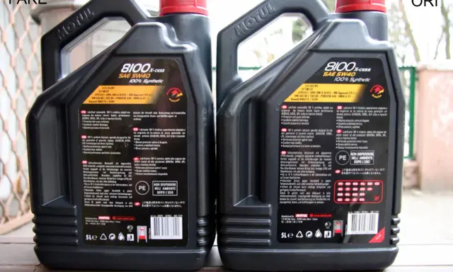 Dwie kanistry oleju silnikowego Motul 8100 X-cess SAE 5W40, jeden oznaczony jako "FAKE", drugi jako "ORI".