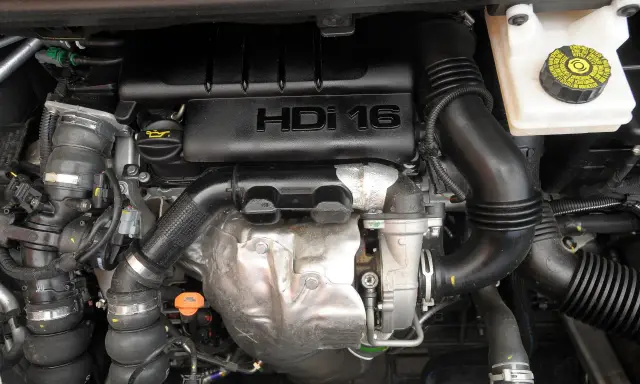 Silnik 1.6 HDi w Peugeot 3008, widok z bliska na turbosprężarkę i elementy układu dolotowego.