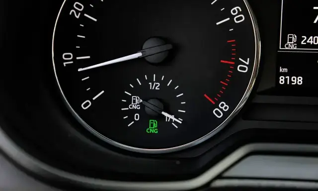 Wskaźnik poziomu paliwa CNG pokazuje, że jest go jeszcze sporo. To auto na gaz ziemny, cng co to? Ekologiczne i ekonomiczne rozwiązanie.
