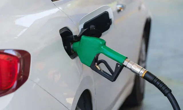 Dlaczego diesel jest droższy od benzyny? Wszystko, co musisz wiedzieć.