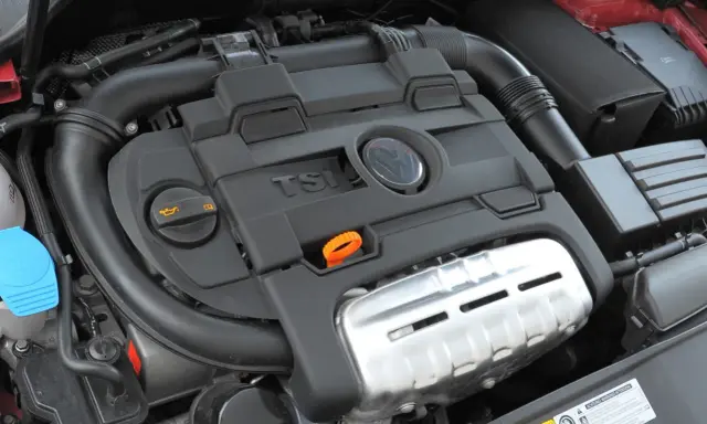 Silnik 1.4 TSI z widocznym logo VW. Czysty i zadbany, gotowy do pracy.